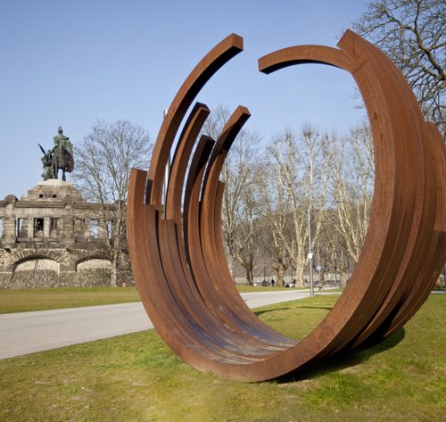 BERNAR VENET: 224.5° ARC X 5 ET 225° ARC X 5, 2007, Corten Stahl, 410 x 415 x 90 cm, Sammlung Ludwig Museum, Koblenz © VG Bild-Kunst Bonn, 2022