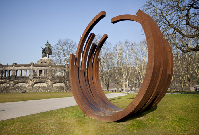BERNAR VENET: 224.5° ARC X 5 ET 225° ARC X 5, 2007, Corten Stahl, 410 x 415 x 90 cm, Sammlung Ludwig Museum, Koblenz © VG Bild-Kunst Bonn, 2022