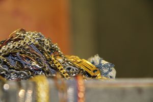 Detail aus: Golden Memories (wall edition #8), 2021, besprühter Teppich, verschiedene Objekte. Foto: Ludwig Museum