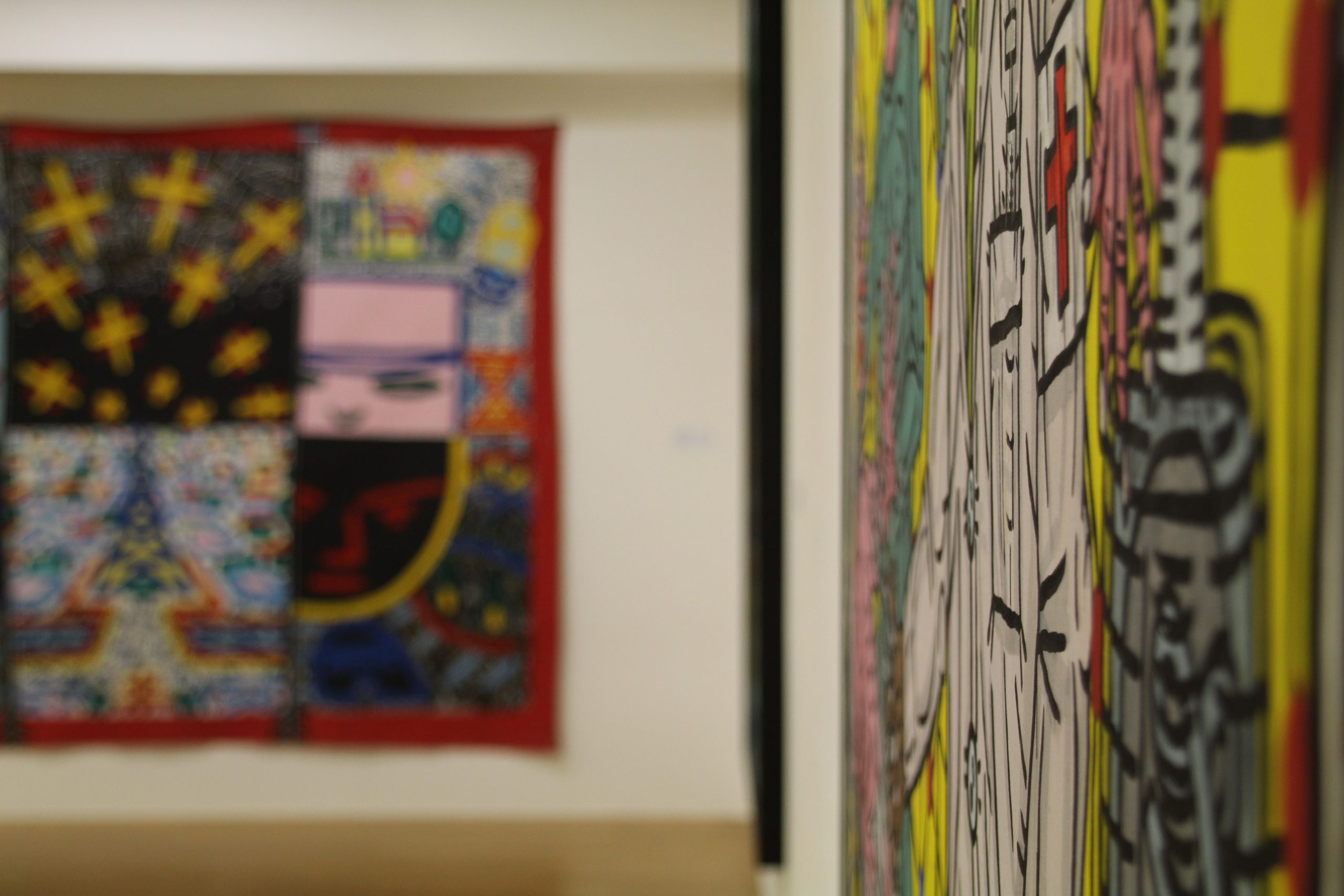 Vordergrund: Robert Combas: Docteur Krokenbière, 1986, Acryl auf Nessel, 209 x 157 cm, KOBLENZ © VG BILD-KUNST BONN, 2021 und Hintergrund: François Boisrond: Ohne Titel, 1985, Acryl auf Leinwand, 205 x 270 cm, © VG Bild-Kunst Bonn, 2021