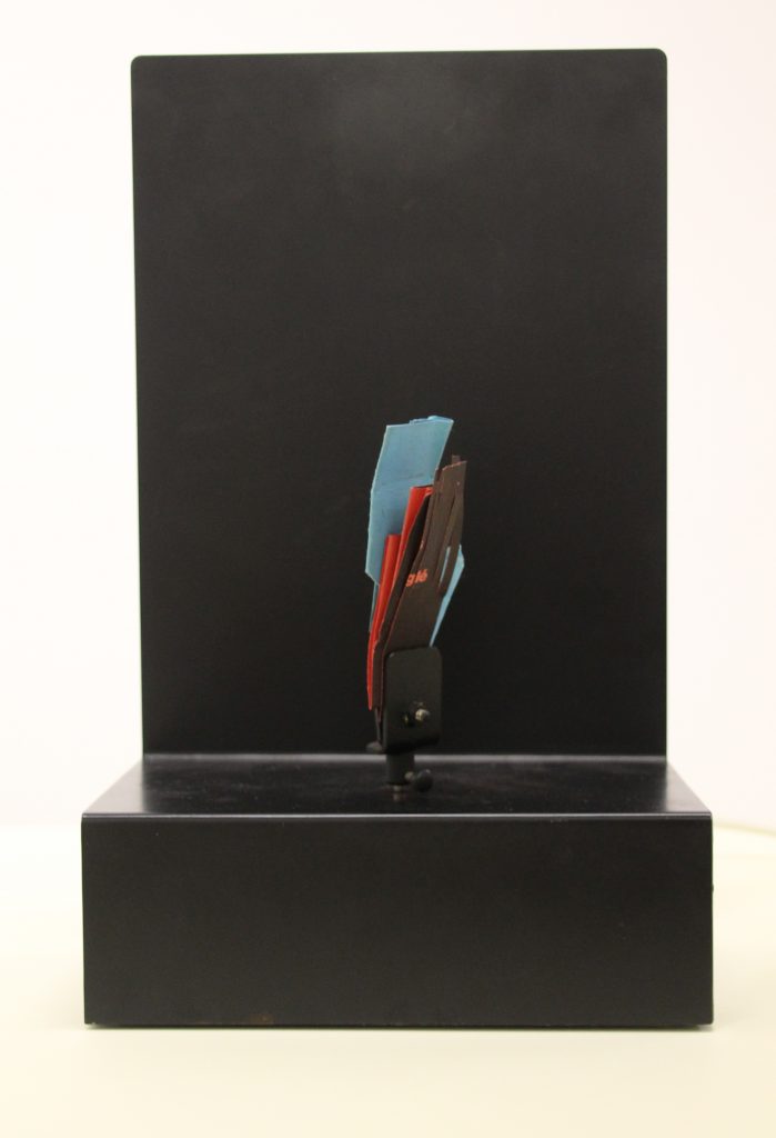 Jean Tinguely: „Constante“, 1964, Eisenblech, Elektromotor mit rotierender Halterung für diverse Materialien, 35 x 21 x 35 cm, Sammlung Ludwig Museum, Koblenz, Inv. NR LM 1993/79-T 23 © VG Bild-Kunst Bonn, 2025