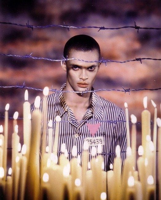 Pierre et Gilles: Le triangle rose (Laurent), 1993, Fotografie. 113 x 98 cm. Privatleihgabe, Inv. Nr. LM LG 1996/93 © Pierre et Gilles/ Ludwig Museum Koblenz 2022
